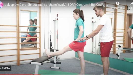 JAK SPRÁVNĚ PROTAHOVAT ZADNÍ STEHENNÍ SVALY?
