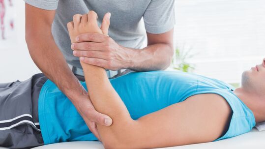 TENISOVÝ LOKET. JAK JEJ POZNAT A JAK JEJ LÉČIT.