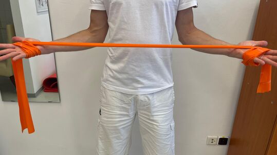 Protažení a uvolnění horních končetin a mezilopatkových svalů